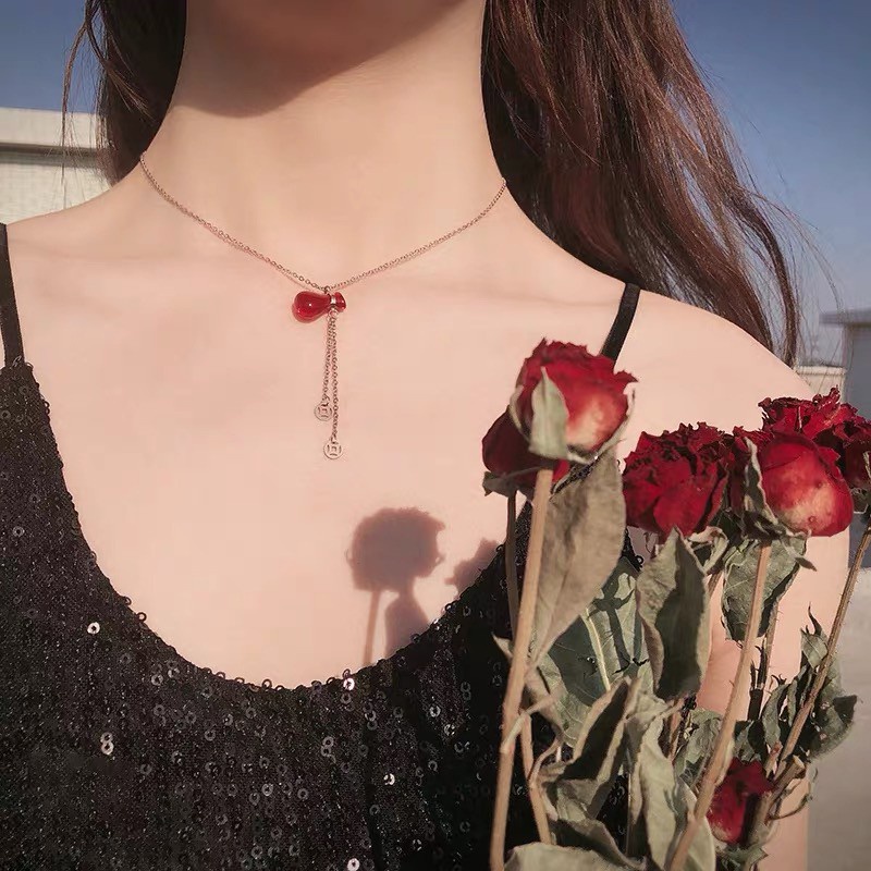 Kalung Rantai Klavikula Pendek Desain Botol Anggur Merah Labu Bahan Titanium Steel Lapis Rose Gold 18K