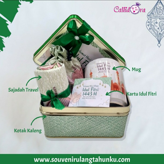 

Hampers lebaran sajadah +mug+kotak kaleng dengan pita kartu