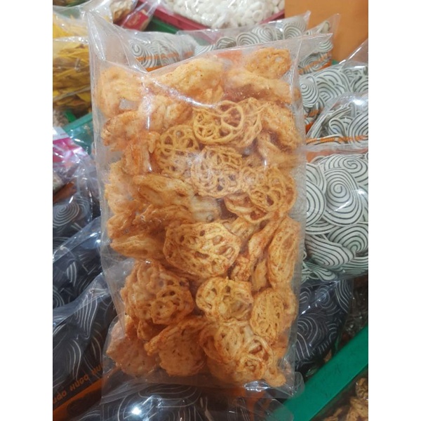 

KERUPUK BUNGA MAWAR 250b GR/KRUPUK SEBLAK PEDAS/KRUPUK JABLAI KRIBO.