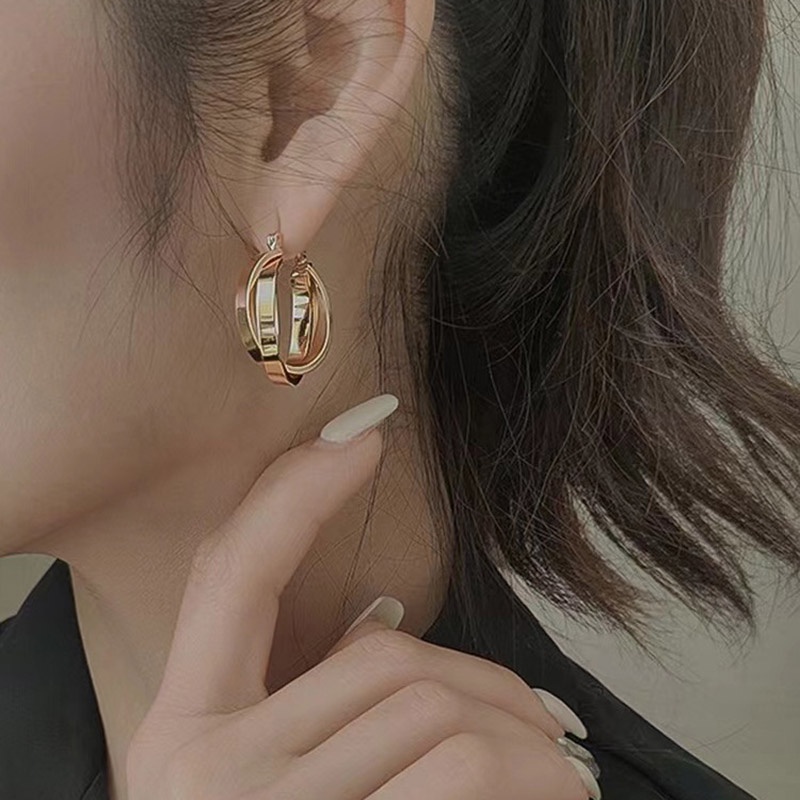 Sister Chen Shuting Gaya Yang Sama Desain Niche Gaya Baru Anting Logam Temperamen Unik