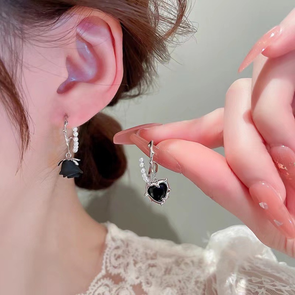 Deartiara Anting Cinta Mawar Hitam Rasa Desain Kecil Anting Canggih Kepribadian Fashion Anting Serbaguna