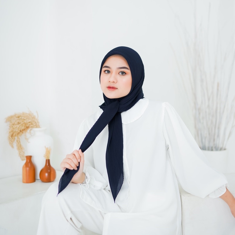 Kerudung Segi Empat Plisket Hijab Square Prisket Ceruti Babydoll Premium Nelafa Hijab