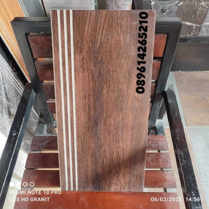 granit tangga 30x60 motip kayu walnut