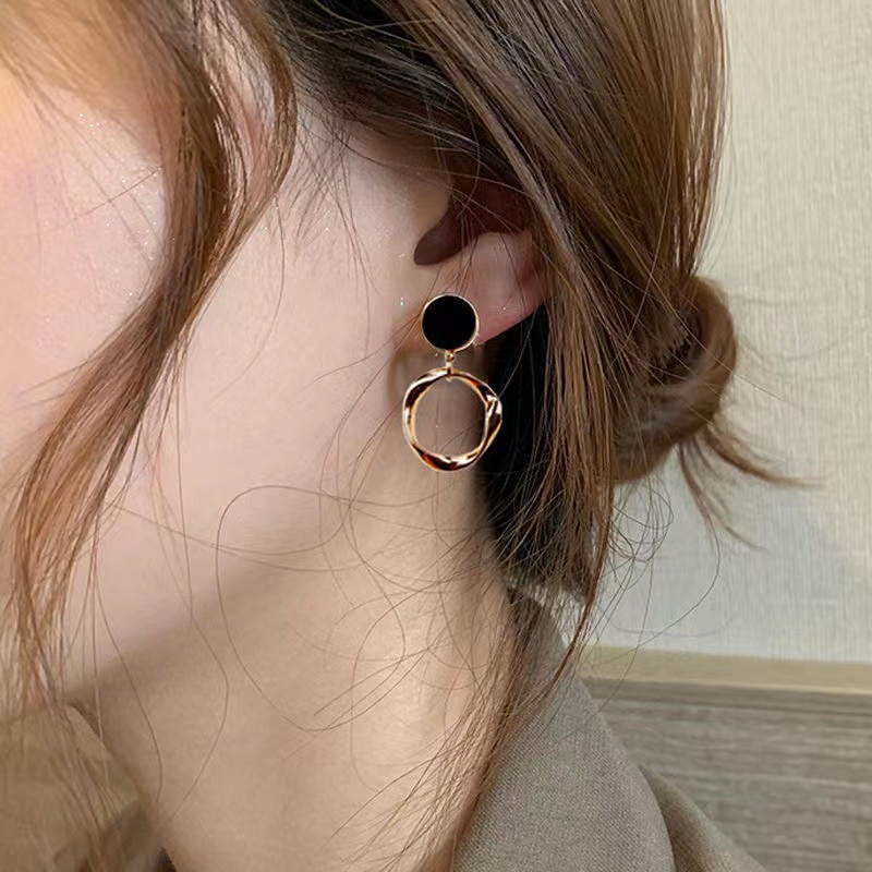 Anting Lingkaran Korea Temperamen Perempuan High-End Jarum Perak ins Gaya Anting Hitam2022 Gaya Baru Rasa Desain Trendi