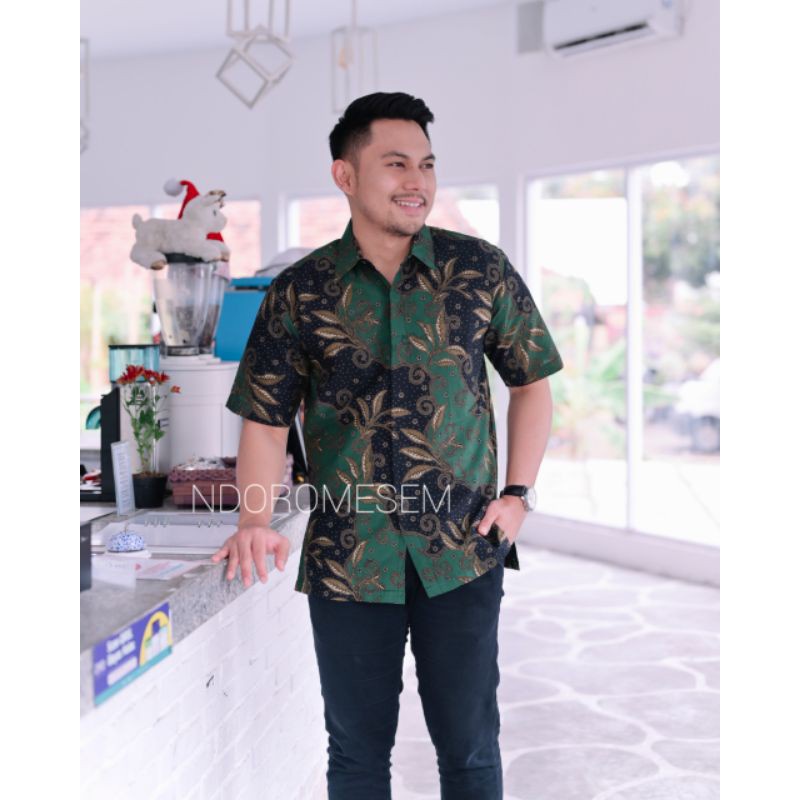 DAUN HIJAU HEM BATIK PRIA LENGAN PENDEK