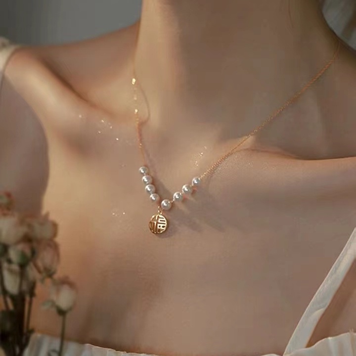 Kalung Rantai Klavikula Emas 18K Hias Mutiara Gaya Retro Untuk Wanita