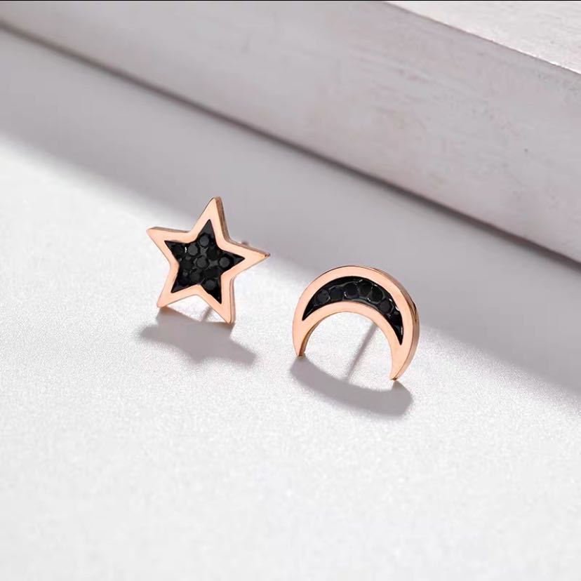 Anting Bentuk Bulan Bintang Asimetris Bahan Titanium Steel Warna Rose Gold Gaya Korea