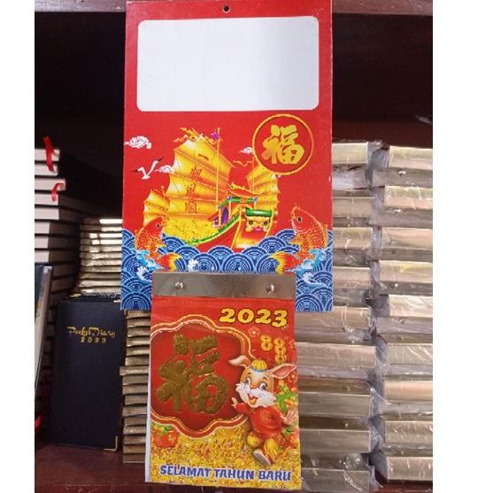 

Pasti Favorit kalender harian kecil + tatakan 2023