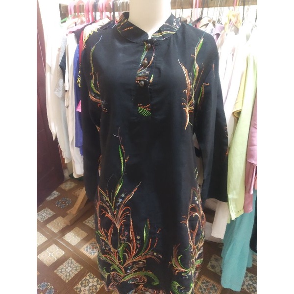 TUNIK WANITA HITAM MOTIF DAUN PRELOVED