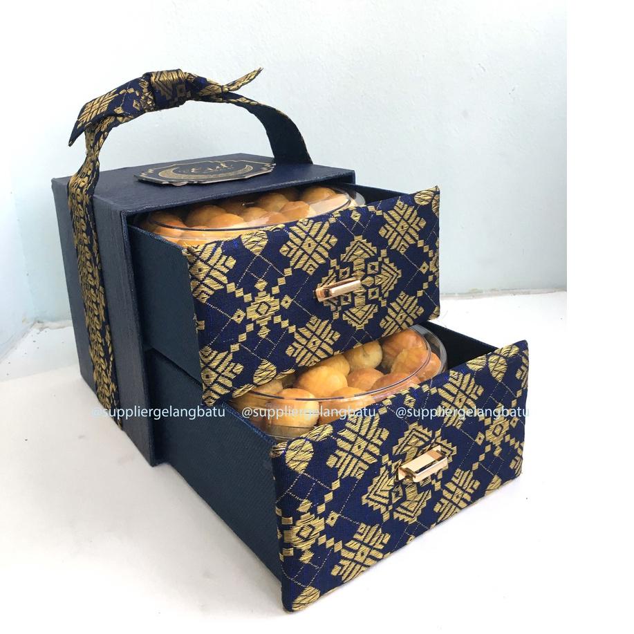 

➦ BOX SAJA Box Kue Kering 2 Toples 500 Gram Bahan Songket Laci Premium Hardbox Edisi Lebaran Idul Fitri Parsel Hampers Ramadan Kado ✮