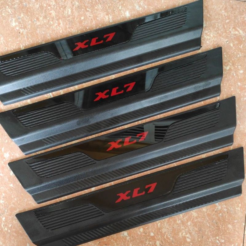 sill plate silplate samping pintu mobil suzuki XL7 XL-7 plastik abs hitam logo merah