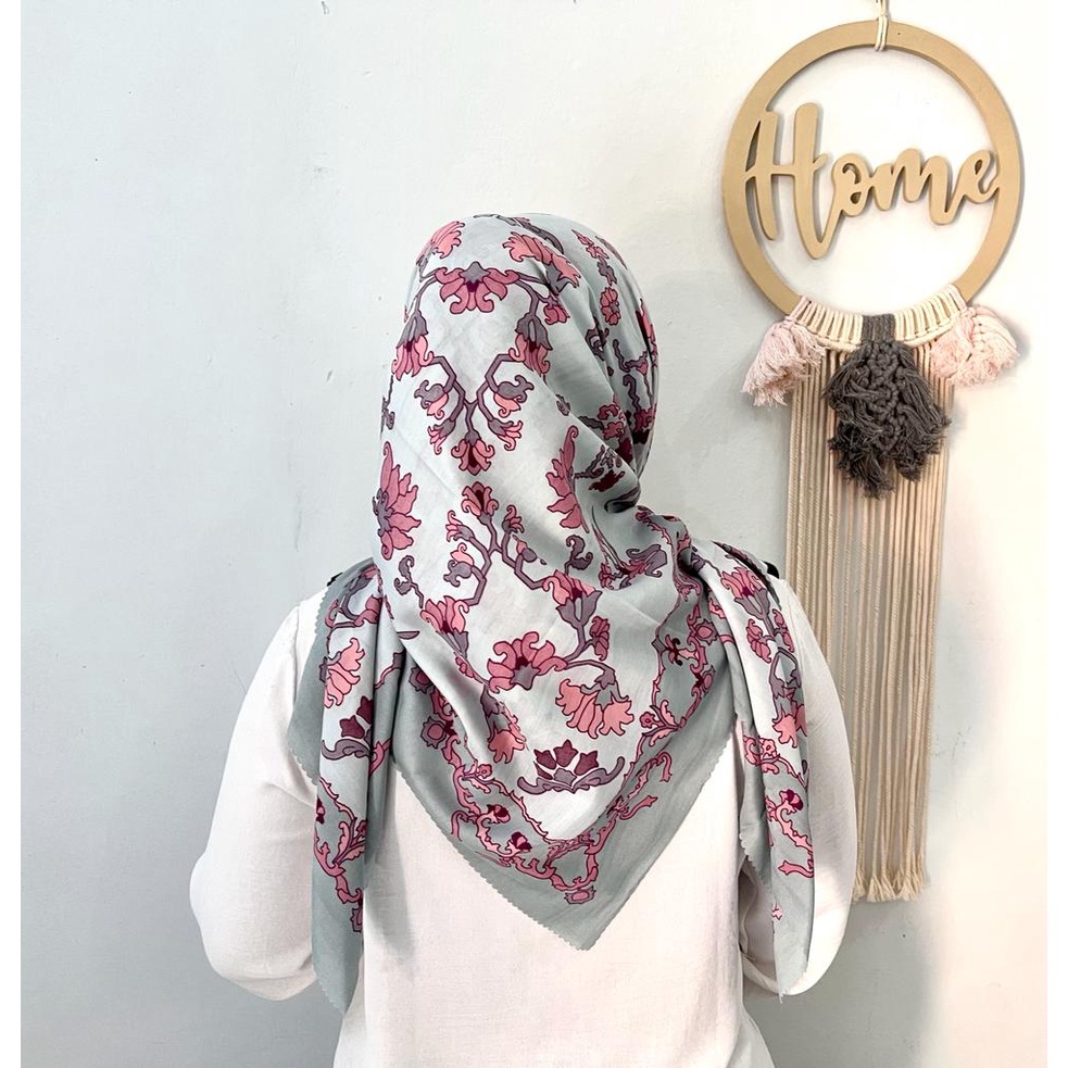 HIJAB SEGI EMPAT VOAL MOTIF BUNGA MERAMBAT BATIK