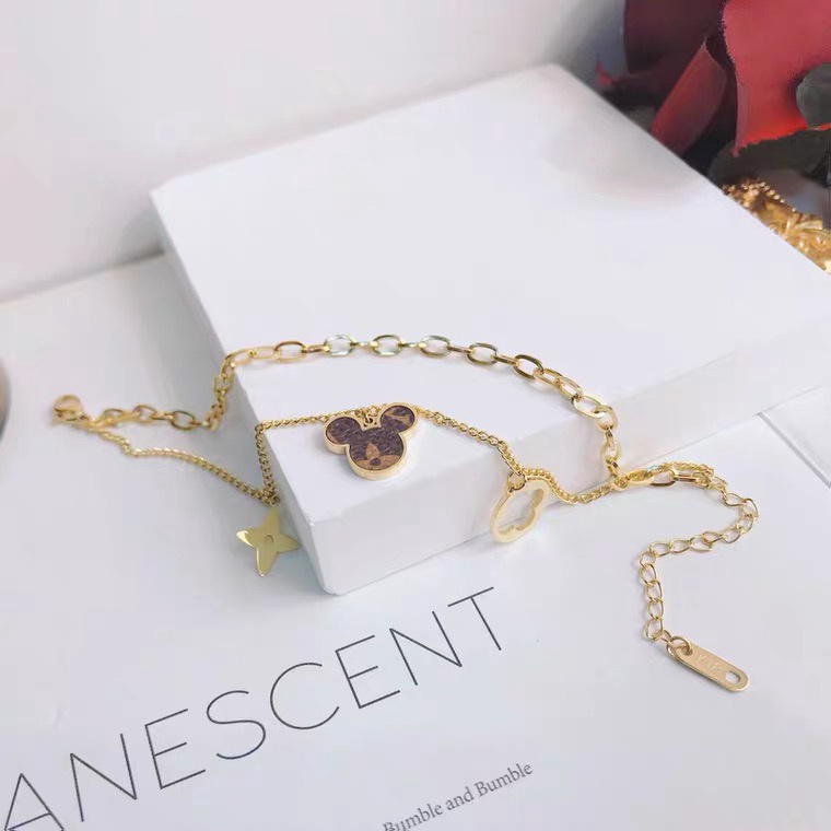 2022 Gelang Tangan Rantai Banyak Lapis Bahan Metal Lapis Emas 18K Aksen Daun Clover | Does Lipstick Cair Tidak Pudar