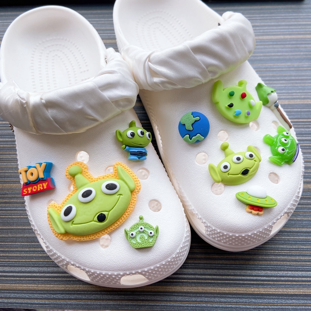 @shinydiy 10pcs Toy Story Alien Crocs Jibbitz Shoes Charm Sandal Aksesoris Sepatu Hias【asesoris wanita｜crocs jibbitz】