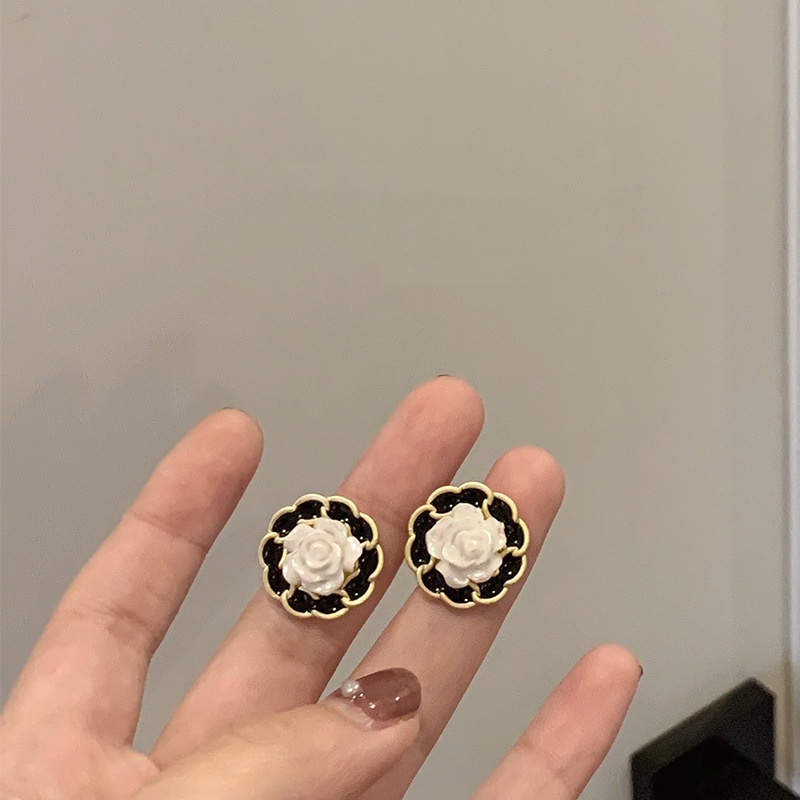 High-end Retro Camellia Earrings Anting Perempuan Influencer Perancis Temperamen Anting Jarum Perak Trendi