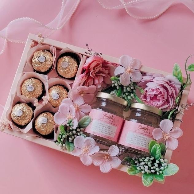 

Spesial Valentine Day Parcel Valentine With Realfood Edisi Valentine Kado Valentine + Coklat