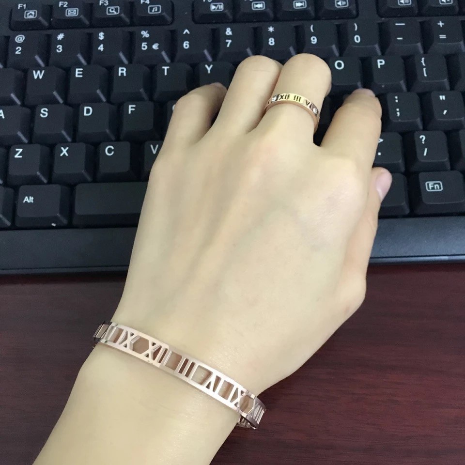 Gelang Bahan Titanium Steel Warna Rose Gold Desain Angka Romawi Gaya Eropa Amerika Untuk Pasangan