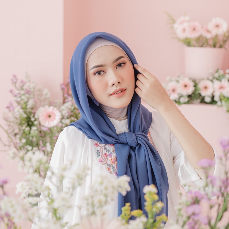 hijab segiempat bella square tepi neci size 110x110 bahan pollycotton hijab segi empat bella square 