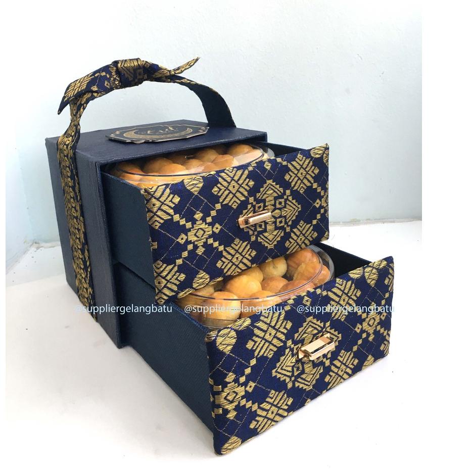 

➸ BOX SAJA Box Kue Kering 2 Toples 500 Gram Bahan Songket Laci Premium Hardbox Edisi Lebaran Idul Fitri Parsel Hampers Ramadan Kado ☁