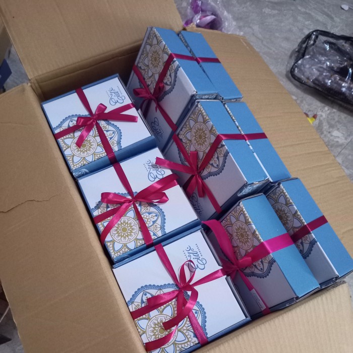 

PARSEL LEBARAN KADO PRIA ALAT SHOLAT SARUNG WADIMOR SAJADAH HAMPERS - box Ied mubarak