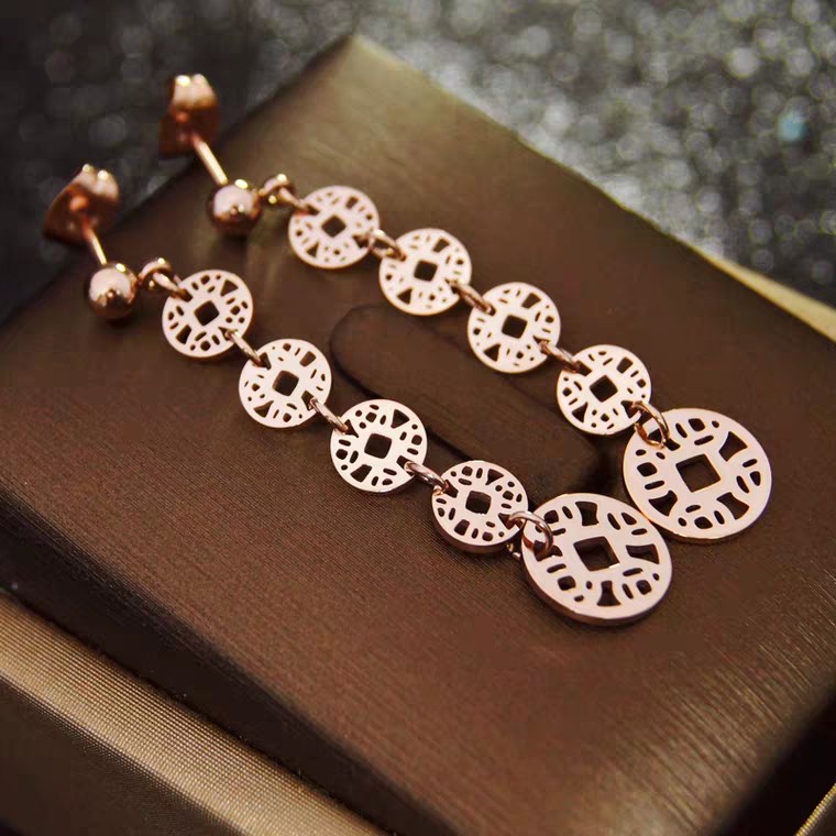 Anting Rumbai Panjang Desain Koin Tembaga Bahan Titanium Steel 18k Warna Rose Gold