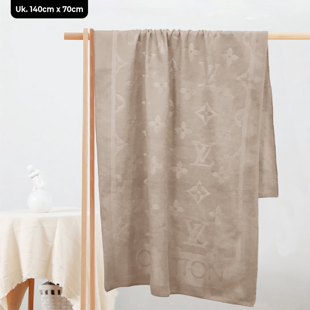 Handuk Mandi Motif LV Cantik &amp; Elegan Bahan Polyester Ukuran 140cmx70cm Handuk Mandi Model Terbaru Megahomedecor