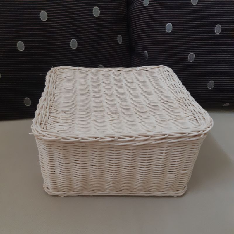 

Kotak rotan putih tutup 25x25x12 cm basket keranjang souvenir box hampers