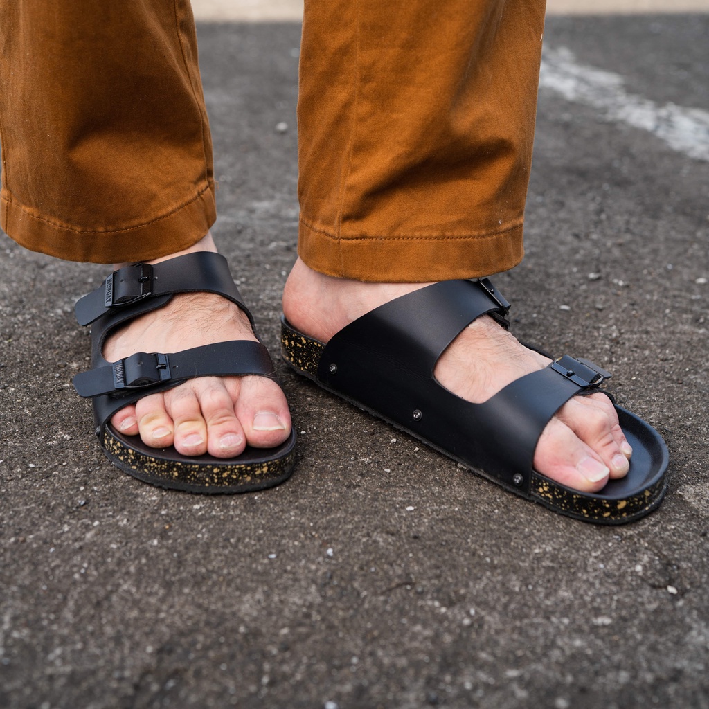 Yuno Full Black | 36-46 | Sandal Slop Kulit Original Ori Santai Kasual Casual Distro Pria Wanita Cowok Cewek Sendal Footwear | FORIND x Story of Monday