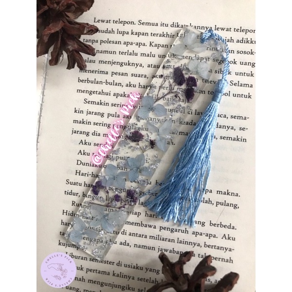 

Terlaris ✨ -Resin Bookmark 1set/Resin Bookmark Custom Nama/Pembatas Buku/Pembatas Novel/Souvenir Wedding Sangjit- 2.2.23