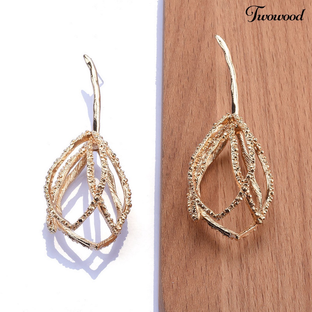 Twowood 1pasang Anting Menjuntai Vintage Berongga Mengkilap Berlebihan Temperamen Berdandan Logam Wanita Pesona Bentuk Bunga Drop Earrings Perhiasan Retro