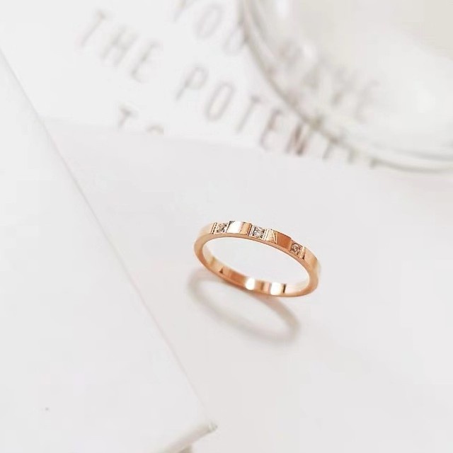 Cincin titanium steel rose gold 18K Hias Berlian Gaya Jepang / Korea Selatan Untuk Pria / Wanita / Pasangan