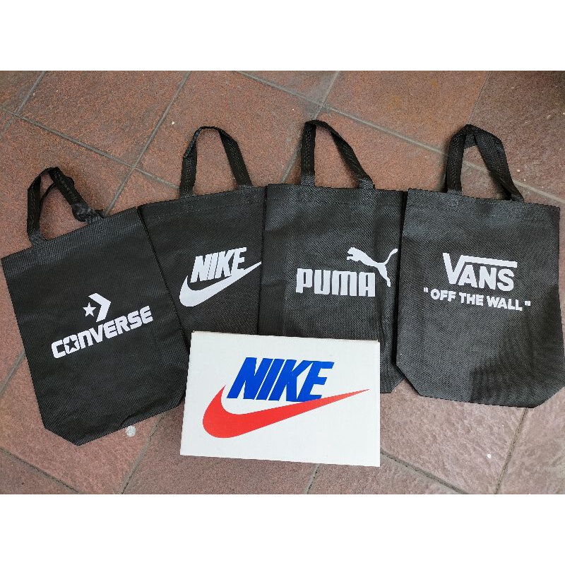 

KADO HADIAH TAS GOODIE BAG UNTUK KARDUS BOX SEPATU NIKE SOVENIR BELANJA BUNGKUS
