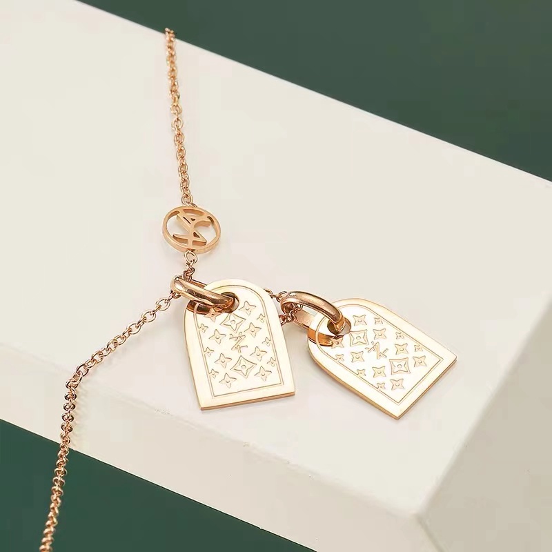 L Kalung Rantai titanium steel Dengan Liontin Bulat Motif Tulisan family Untuk Wanita