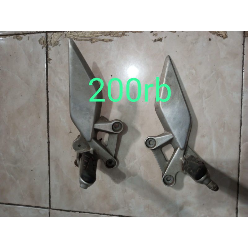 Footstep Depan Kanan Kiri Honda CB150R ORI