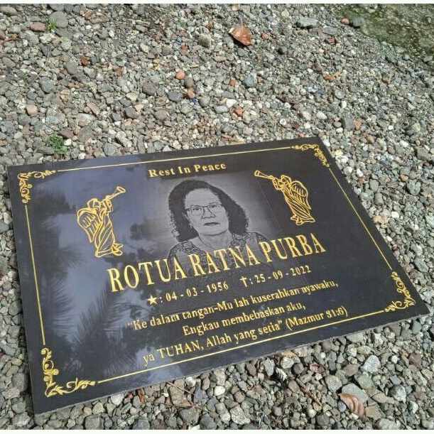 BATU NISAN FOTO PERMANEN UKURAN 30X40 Bahan Granito Foto Laser Hitam Putih permanen + PACKING KAYU
