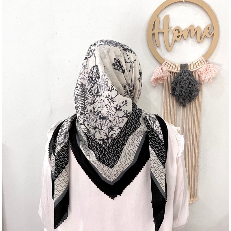 HIJAB SEGIEMPAT LASER CUT VOAL MOTIF LASSABEL MANJA IGUN BUNGA HITAM