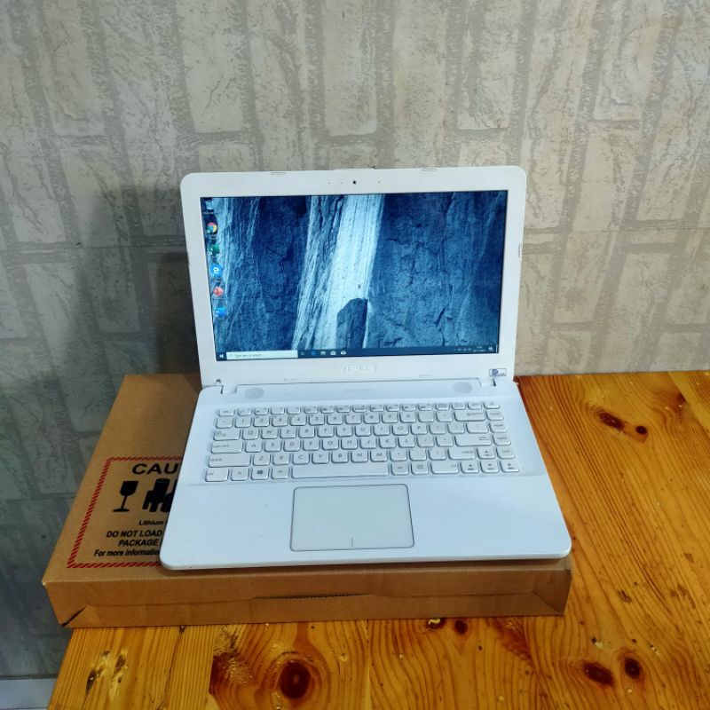 Laptop Asus X441UA, Core i3-6006U, Gen 6th,  Ram 4/500Gb, Gaming,  Editing OK, Mulus, Lengkap, White