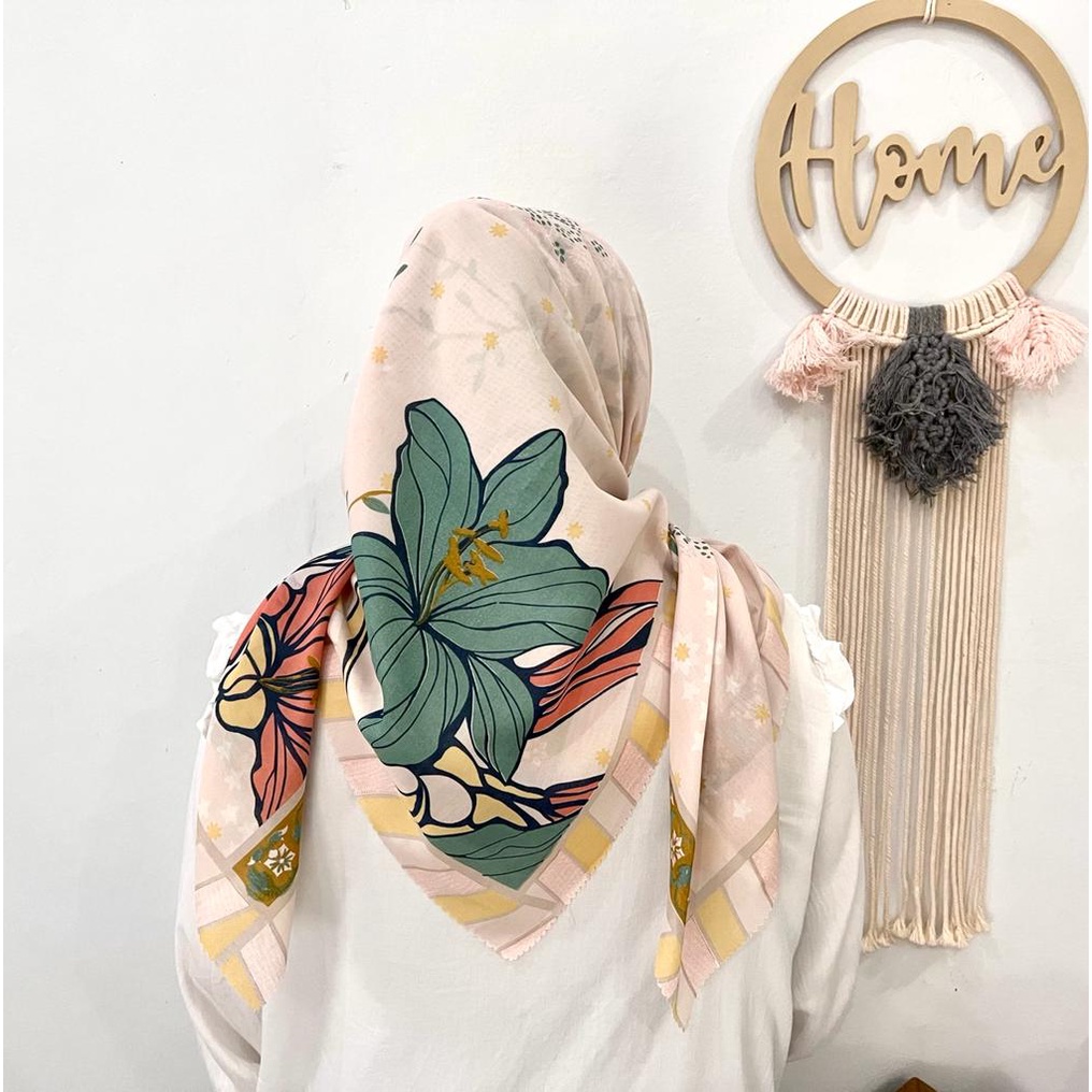 HIJAB SEGIEMPAT MOTIF BUNGA CREAM GEMESIN