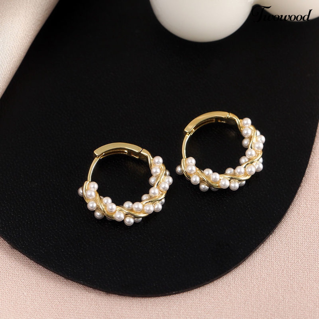 Twowood 1pasang Anting Hoop Cahaya Mewah Temperamen Mutiara Imitasi Minimalis Geometris Hias Hadiah Wanita Anting Lingkaran Perhiasan Pesta Aksesori Fashion