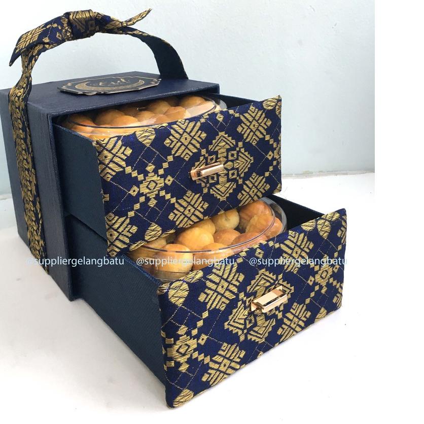 

❁ BOX SAJA Box Kue Kering 2 Toples 500 Gram Bahan Songket Laci Premium Hardbox Edisi Lebaran Idul Fitri Parsel Hampers Ramadan Kado ➭