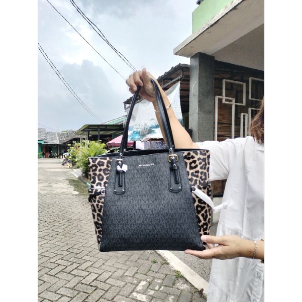 TAS WANITA MK VOYAGER TOTE SIGNATURE BLACK