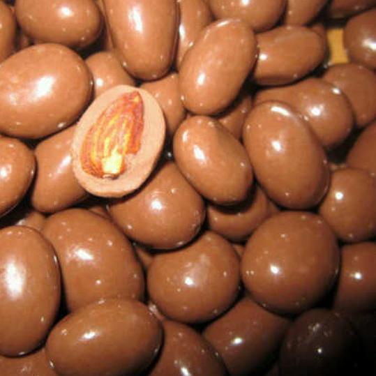 

☊ 500 gram coklat isi almond / choco almonds ♟