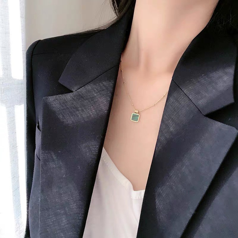 Kalung Rantai Pendek Dengan Liontin Batu Emerald Malachite Gaya Eropa / Amerika Untuk Wanita | Kalung Rose Gold 18k | Kalung Bahan Stainless Steel | Kalung Bahan Titanium Steel | Anting Tusuk Bentuk Kotak Geometri Hypoallergenic Anti Air / Pudar Untuk Had