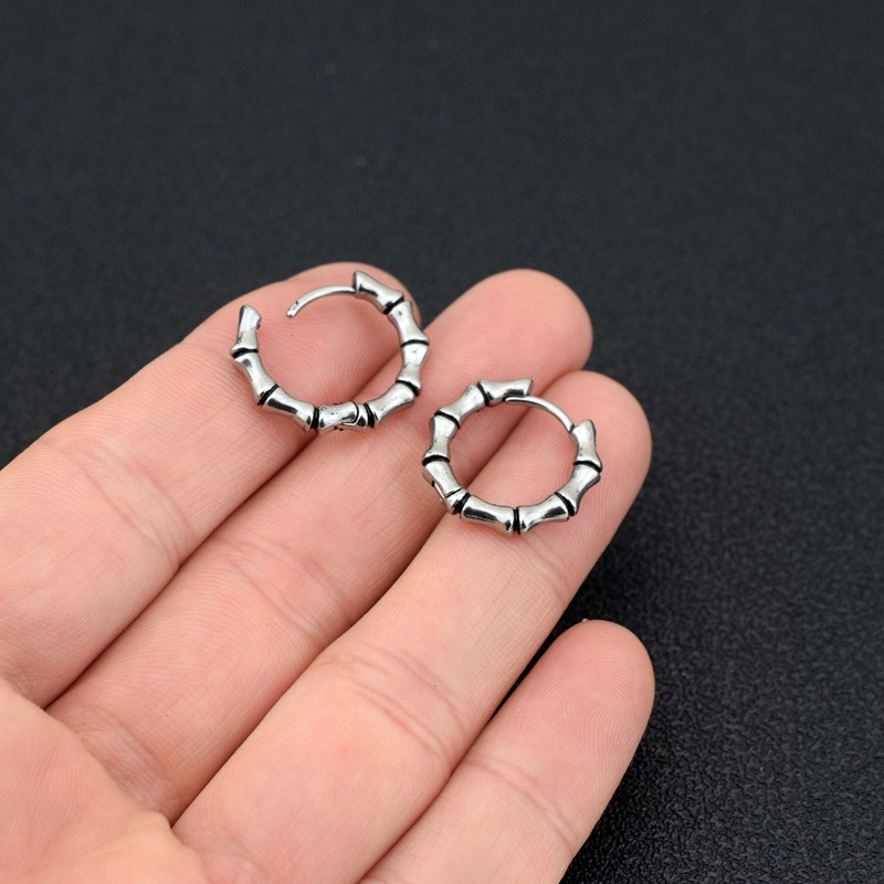 Anting Baja Titanium Retro Anting Tulang Unik Pria Wanita Unisex Gaya Anting Bambu Anting Punk Gelap