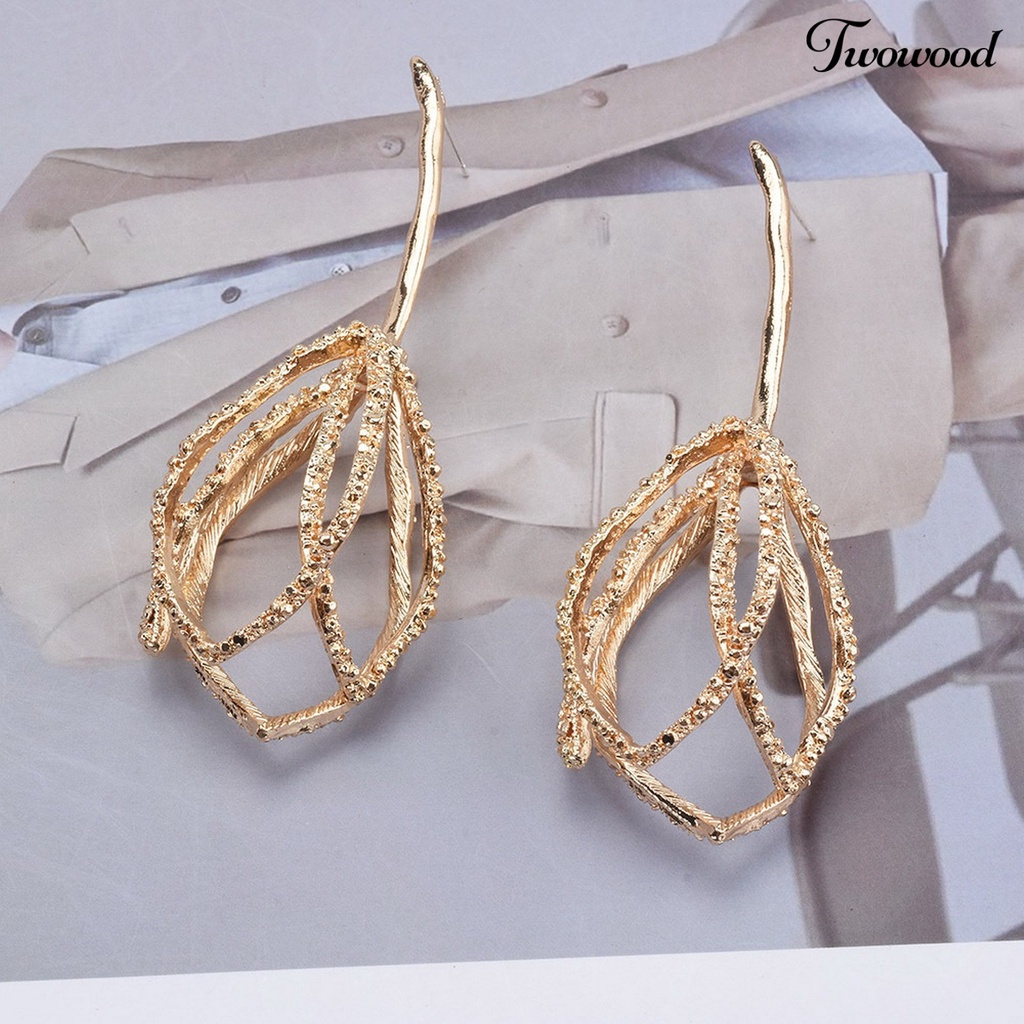 Twowood 1pasang Anting Menjuntai Vintage Berongga Mengkilap Berlebihan Temperamen Berdandan Logam Wanita Pesona Bentuk Bunga Drop Earrings Perhiasan Retro