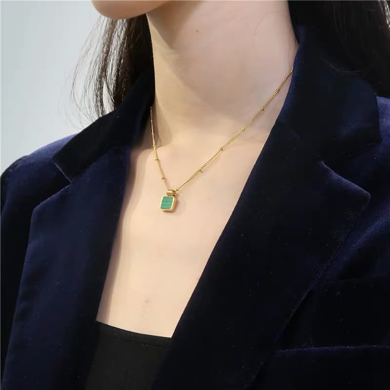 Kalung Rantai Pendek Dengan Liontin Batu Emerald Malachite Gaya Eropa / Amerika Untuk Wanita | Kalung Rose Gold 18k | Kalung Bahan Stainless Steel | Kalung Bahan Titanium Steel | Anting Tusuk Bentuk Kotak Geometri Hypoallergenic Anti Air / Pudar Untuk Had