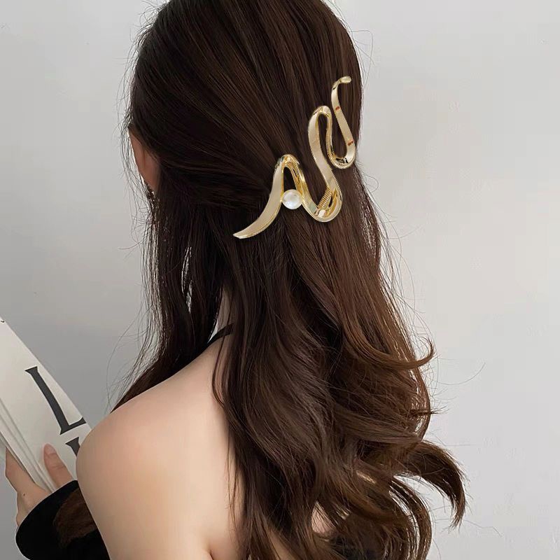 Niche Angin Dingin metal pearl hair clip Di Kepala Kepala Hiu Klip INS2023 Baru high -end hair grasping clip Besar Untuk Wanita