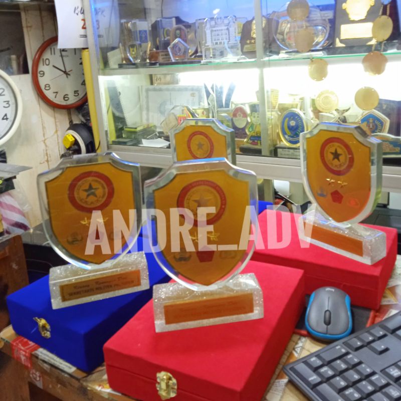 

plakat costum mewah elegant acrylic kuningan