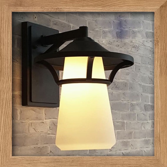 Lampu hias dinding klasik OUTDOOR RETRO CLASSIC ELEGAN ANTARA BESI COKLAT GELAP KACA PUTIH SUSU DEKO