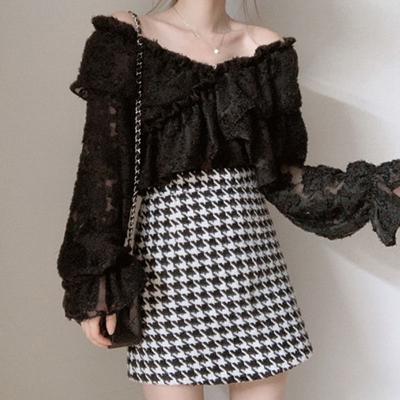 Red Korea Chic Musim Semi Rasa Desain Niche Daun Teratai Tepi Satu Bahu V-Leher Lengan Terompet Lengan Panjang Kemeja Wanita